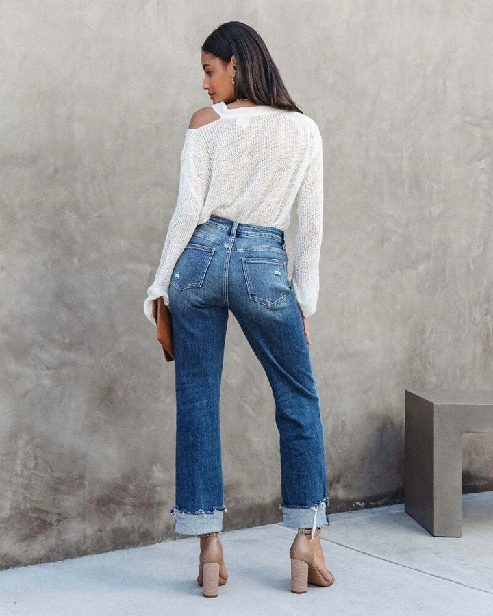 Casual mid-rise dames spijkerbroek met straight leg pasvorm, trendy distressed look en omslagzoom.