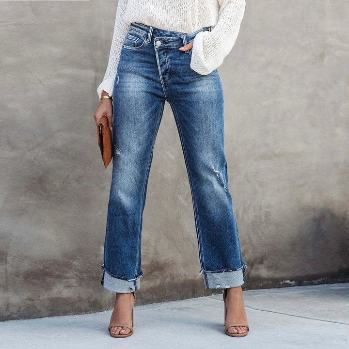 Trendy blauwe dames straight leg jeans met gescheurde details en stijlvolle omslag, perfect voor een casual look.
