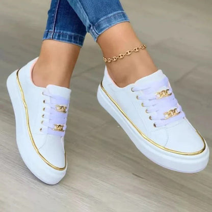 Chique damesschoenen met goud detail, comfortabel zwart ontwerp, perfect voor elke modieuze gelegenheid.