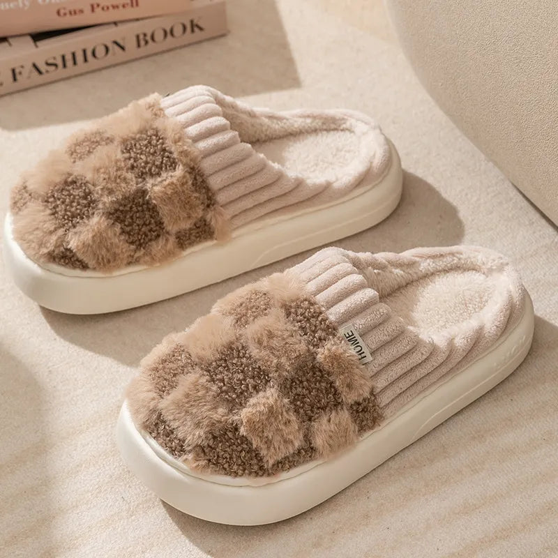 Modieuze geruite unisex pantoffels. Dikke en zachte wintersloffen voor dames en heren, comfortabel en warm.