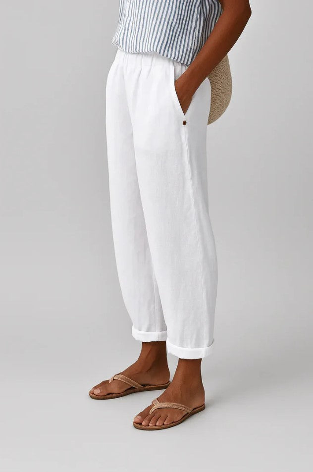 Comfortabele relaxed fit dames chino broek met elastische taille, ideaal voor een veelzijdige, ontspannen stijl.