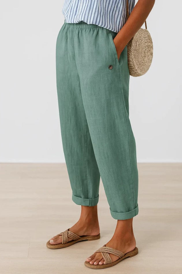 Detail van de zachte stof en elastische tailleband van een comfortabele, veelzijdige dames relaxed fit chino.