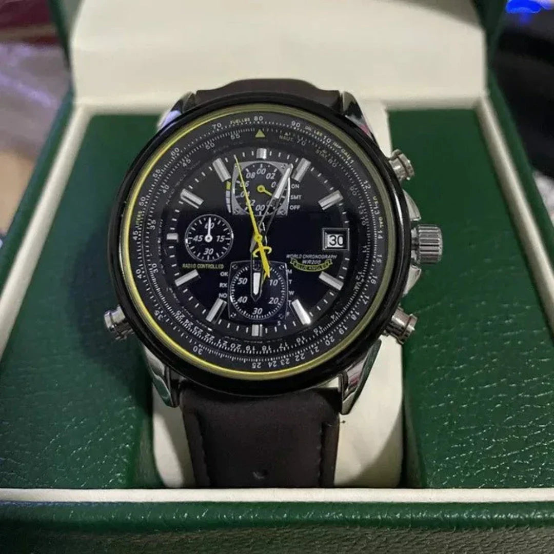 Dynamische weergave van SANDSBERGORIGINALS heren chronograaf, symbool van tijdloze elegantie en precisie.