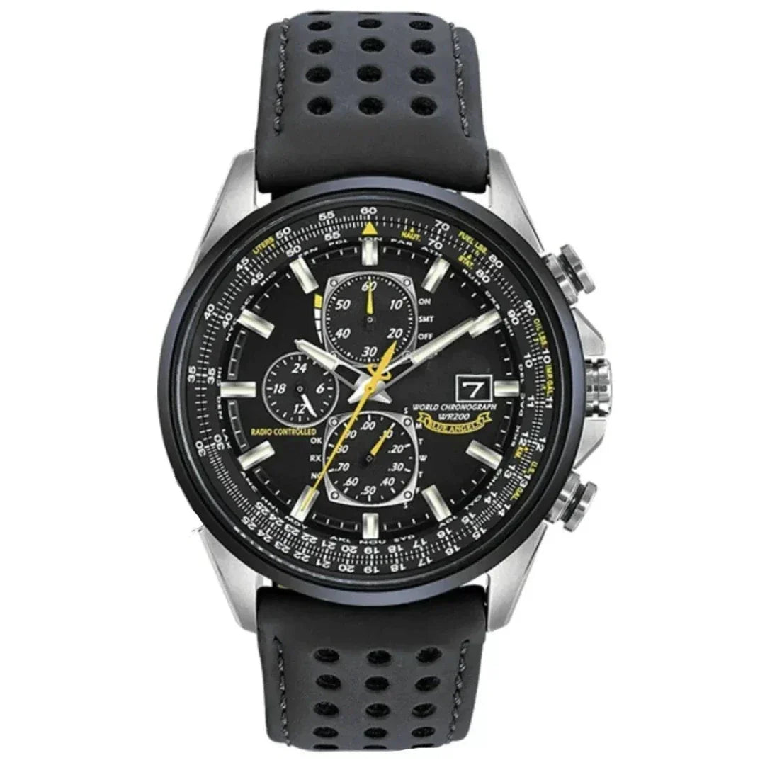 Sluiting van de comfortabele leren band op een SANDSBERGORIGINALS heren chronograaf horloge van edelstaal.