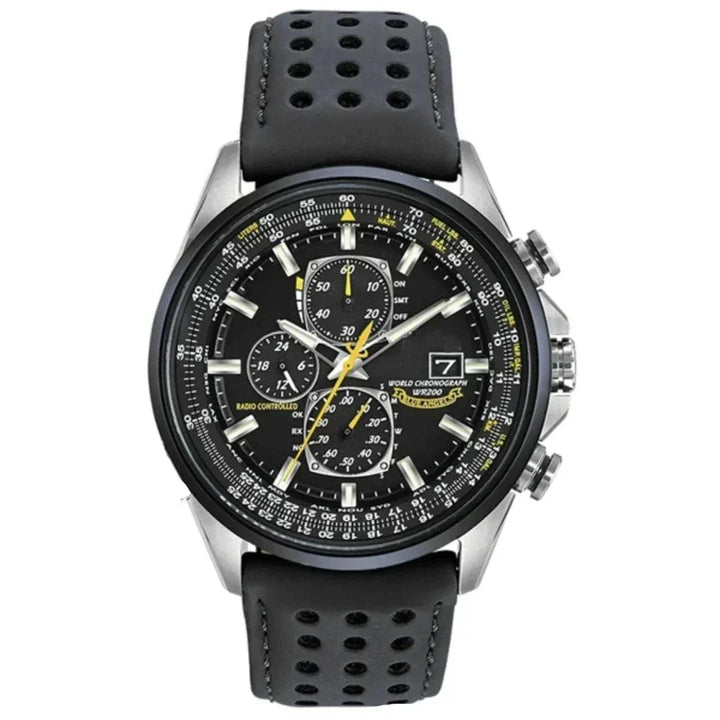 Sluiting van de comfortabele leren band op een SANDSBERGORIGINALS heren chronograaf horloge van edelstaal.