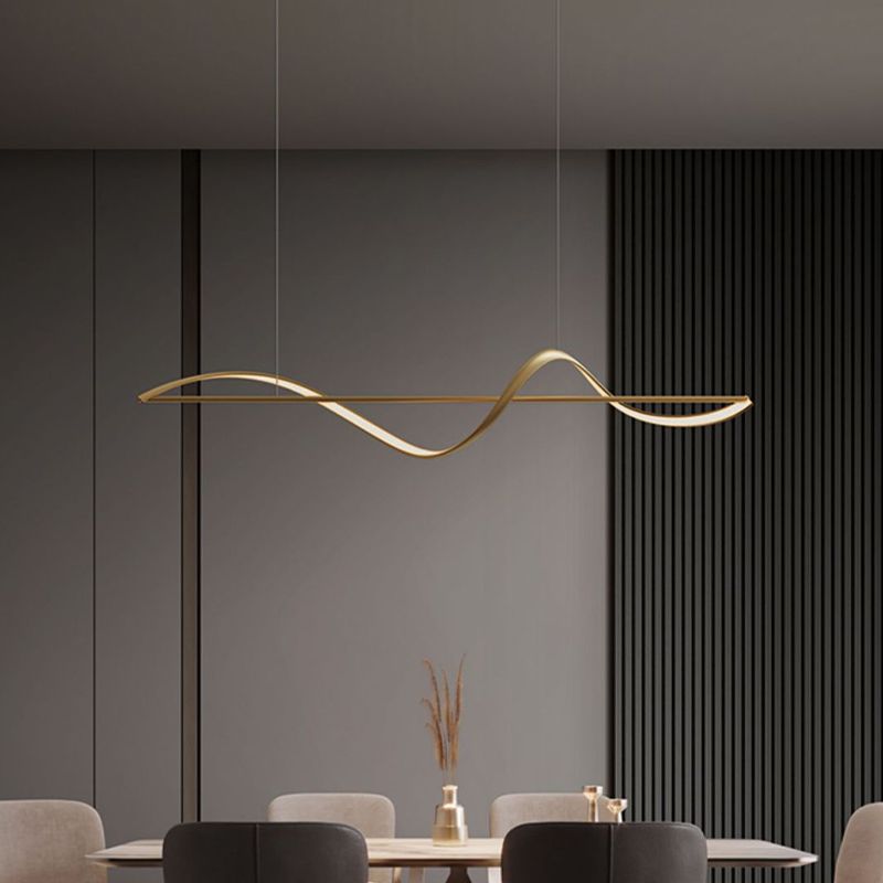 Luxe cirkel kroonluchter, dimbaar, metaal en modern design. Perfecte sfeerverlichting voor een slaapkamer.