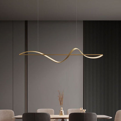 "Cirkelvormige metalen kroonluchter met modern ontwerp, gouden en zwarte kleuren, ideaal voor elegante interieurverlichting."