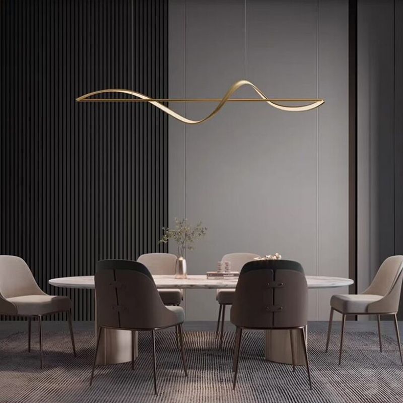 Stijlvolle hanglamp met cirkel design, zwart metaal. Dimbaar en modern, perfect voor slaapkamer of hal.