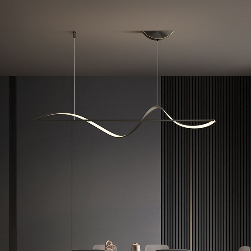 Elegante design kroonluchter, cirkelvormig en dimbaar, voor sfeervolle verlichting in moderne interieurs.