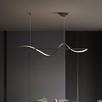 "Cirkelvormige metalen kroonluchter met modern ontwerp, gouden en zwarte kleuren, ideaal voor elegante interieurverlichting."