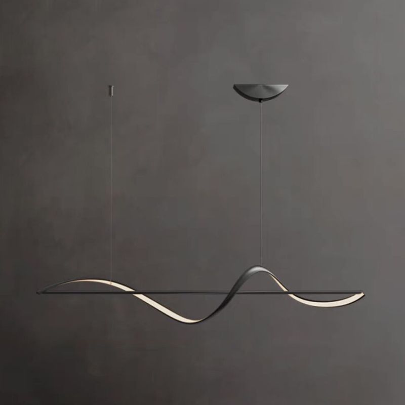 Detailopname van een moderne metalen cirkel kroonluchter, strak design en energiezuinige LED verlichting.