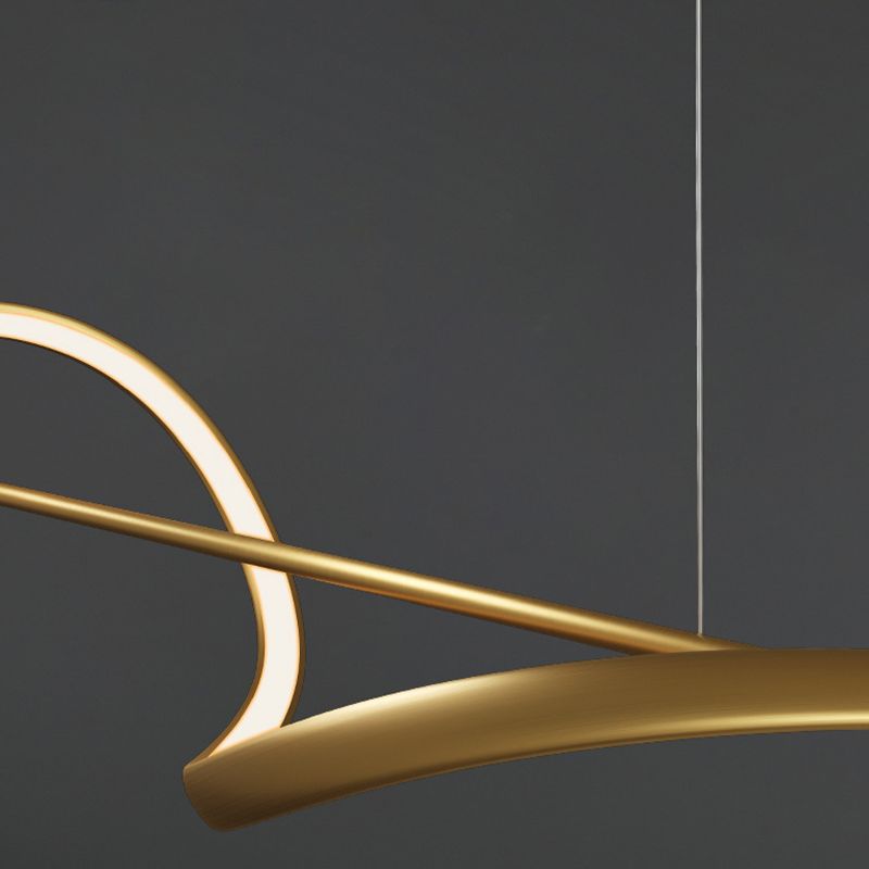 Cirkelvormige moderne kroonluchter in een woonkamer, elegant en tijdloos design van hoogwaardig metaal.
