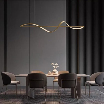 "Cirkelvormige metalen kroonluchter met modern ontwerp, gouden en zwarte kleuren, ideaal voor elegante interieurverlichting."