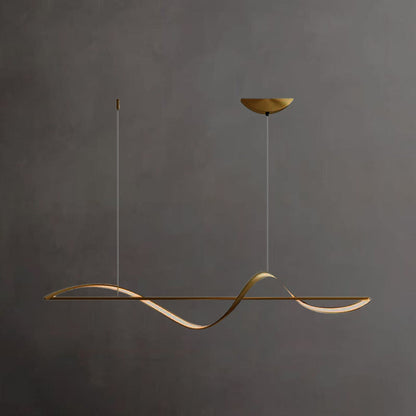 "Cirkelvormige metalen kroonluchter met modern ontwerp, gouden en zwarte kleuren, ideaal voor elegante interieurverlichting."