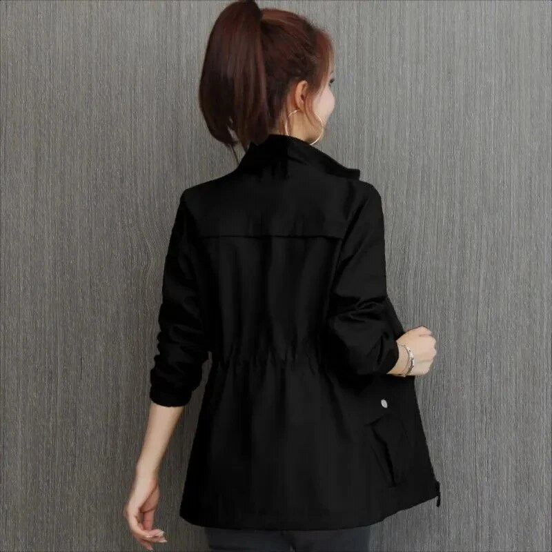 Detail van de ruime zakken op een stijlvolle dames trenchcoat, functioneel voor dagelijks gebruik in najaar.