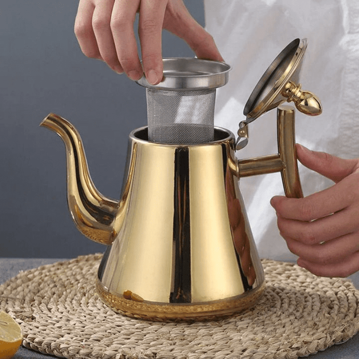 Zilverkleurige inductie waterkoker met een fijnmazig filter, gemaakt van hoogwaardig en duurzaam roestvrij staal.
