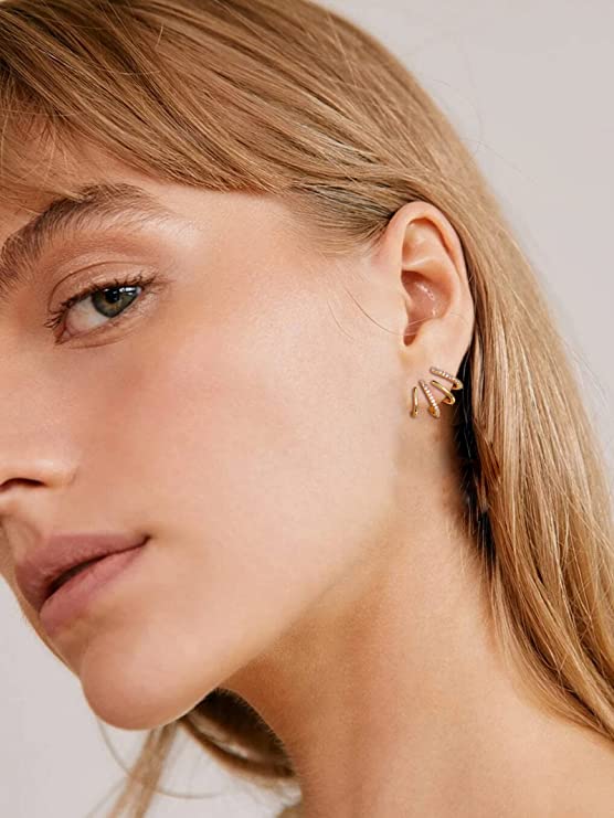 Model draagt de zilverkleurige klauw oorbel, voor een trendy en verfijnde look zonder extra piercings.