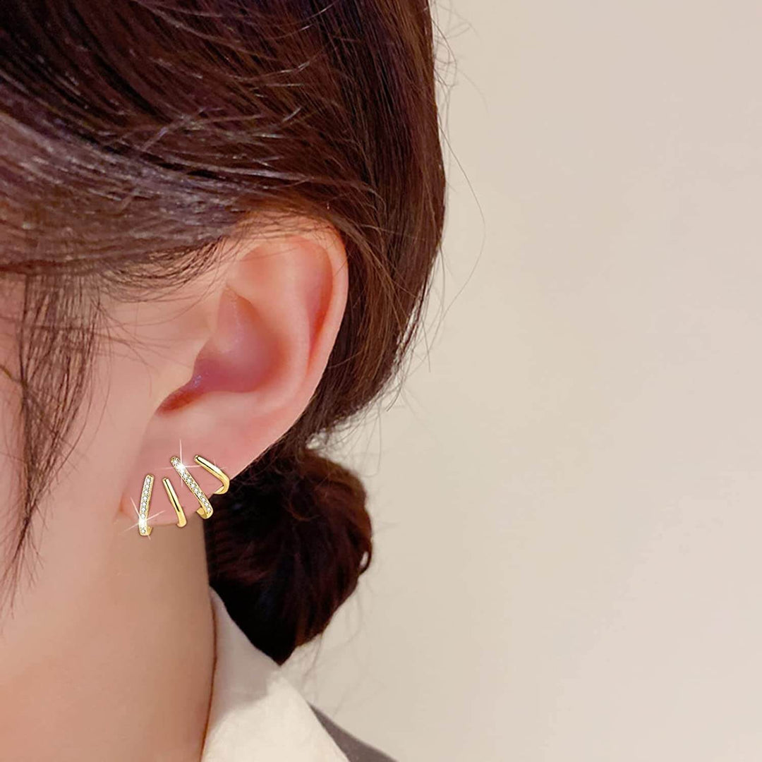 Stijlvolle dames klauw oorbellen, verkrijgbaar in goud of zilver, creëren een moeiteloze multi-piercing look.
