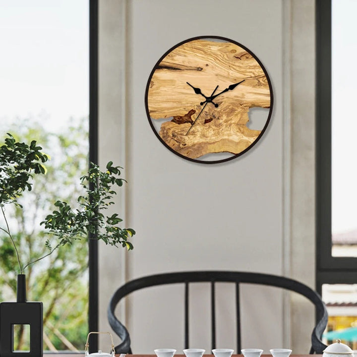 Transparante Glimmor wandklok met minimalistisch design, perfect voor een modern interieur.