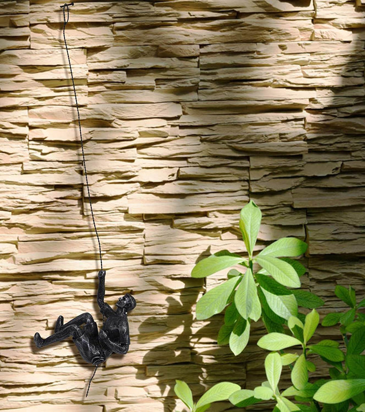 Gedetailleerde bergbeklimmer wanddecoratie, metalen sculptuur voor motivatie en een stoere look.