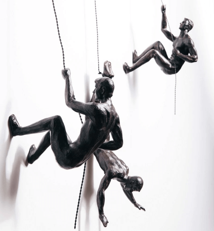 Modern handgemaakt PeakFigures bergbeklimmer figuur, een inspirerend kunstwerk voor elk interieur.