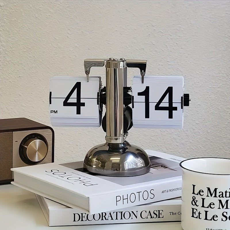 TempoFlip design flipklok, zwart met stalen accenten. Een elegante retro klok als cadeau of interieurdecoratie.