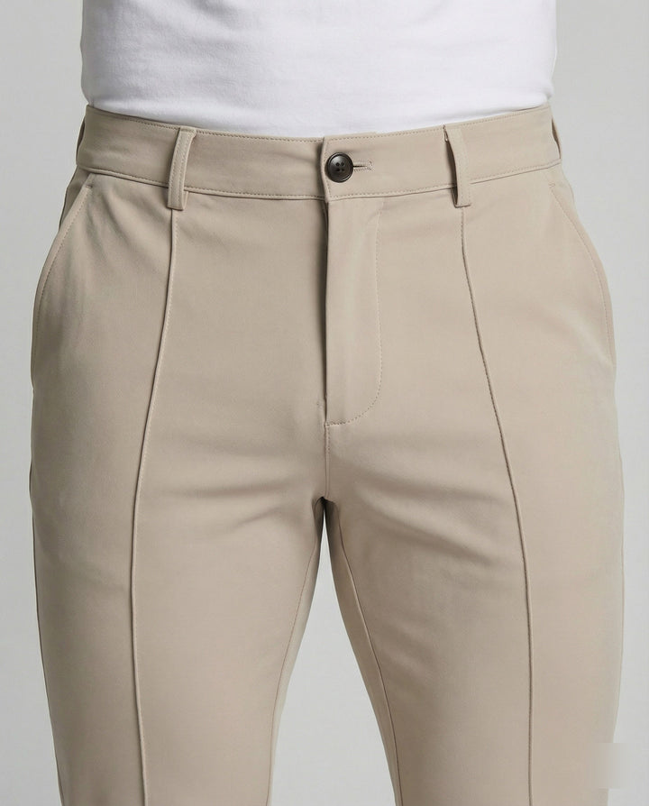 Hoogwaardige heren chino broek met slim fit, toont strakke lijnen en zacht materiaal. Essentieel voor een stijlvolle look.