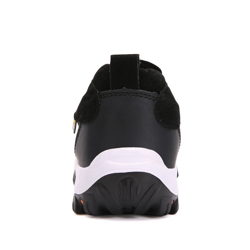 Man draagt comfortabele slip-on herensneakers; klaar voor sportieve activiteiten of een casual dag.