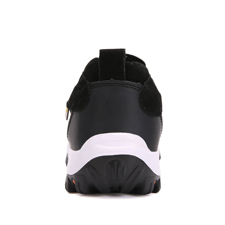 Man draagt comfortabele slip-on herensneakers; klaar voor sportieve activiteiten of een casual dag.