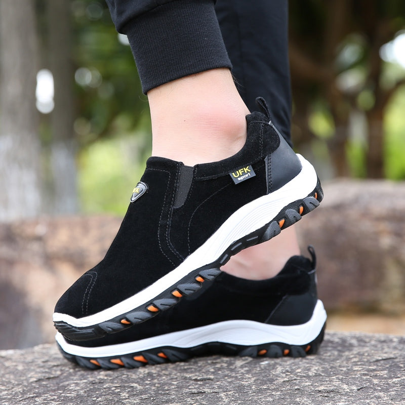 Gedetailleerd shot van ademend textiel op sportieve slip-on herensneakers; kwaliteit en ventilatie.