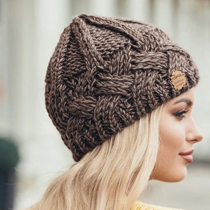 Warme damesmuts Elena. Comfortabele gebreide beanie, ideaal voor winterse wandelingen of als stijlvol cadeau.