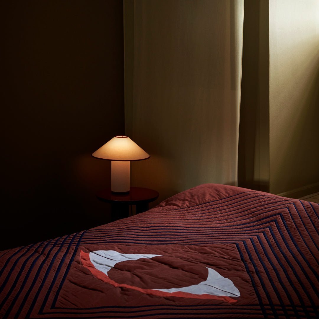 Verlichte Lunara tafellamp met stoffen kap, brengt warmte en sfeer in elke kamer.