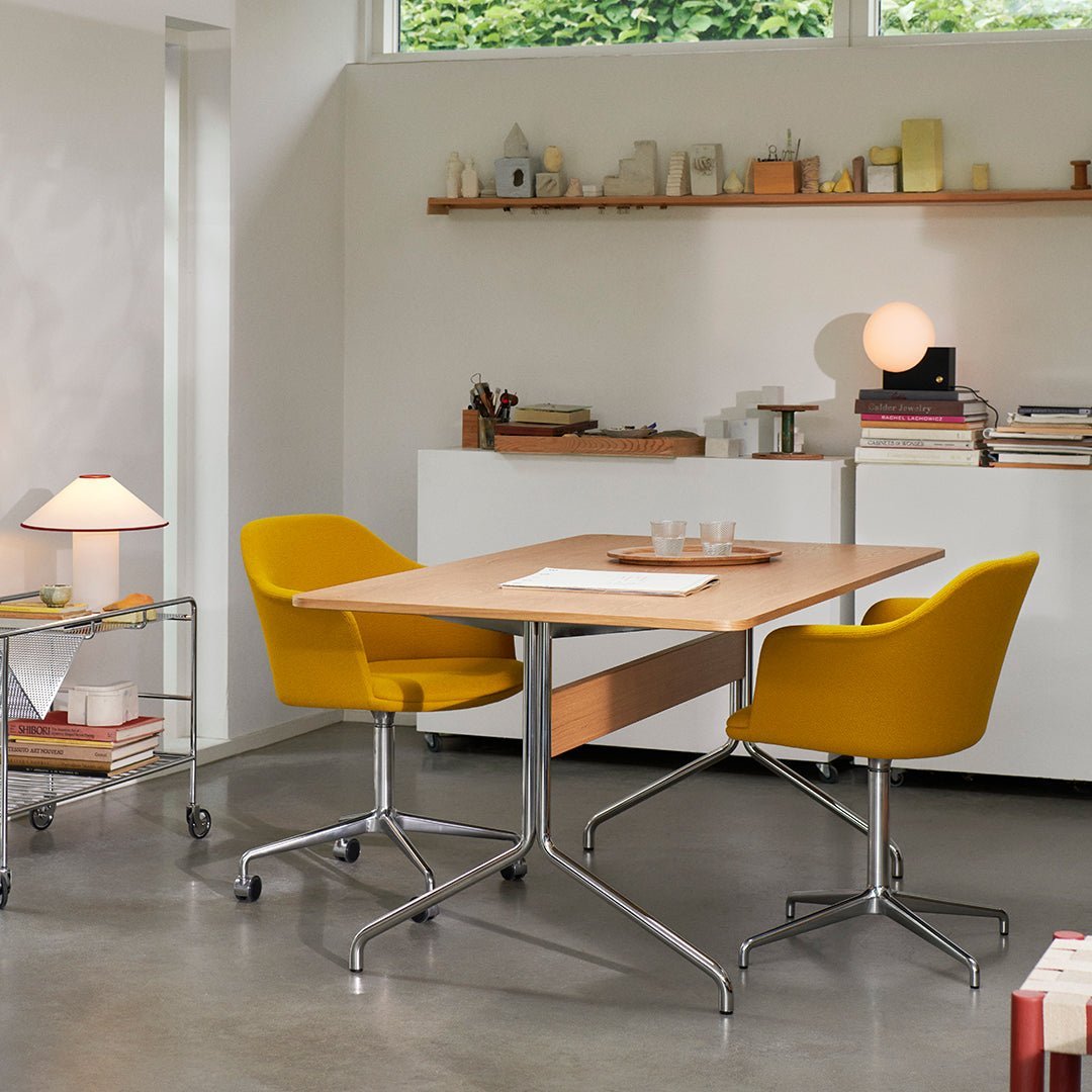 Cilindervormige stoffen kap van de Lunara tafellamp, een design element voor binnenverlichting.