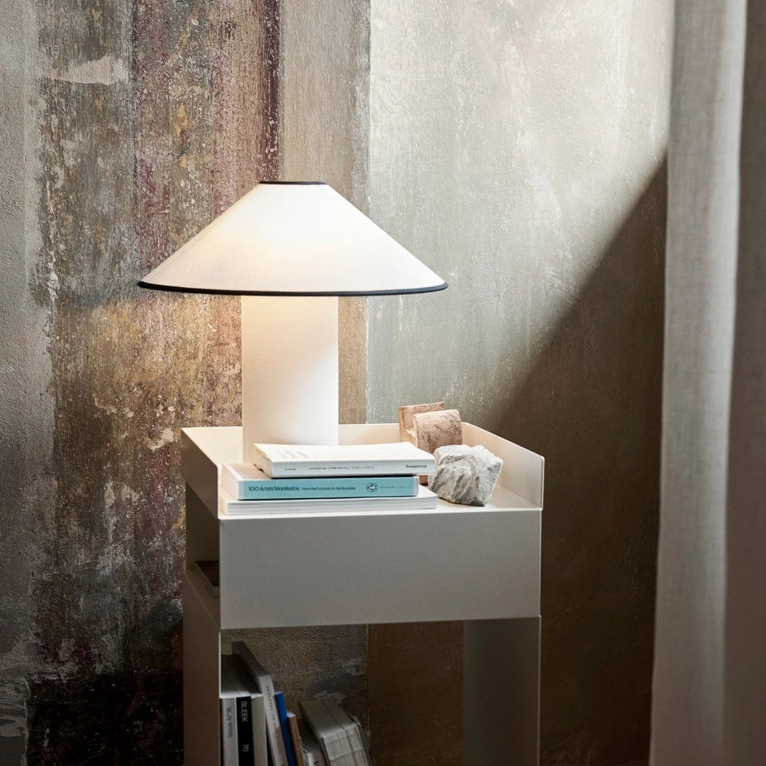 Lunara tafellamp: moderne verlichting met stoffen kap, ideaal voor huisdecoratie en gezellige sfeer.