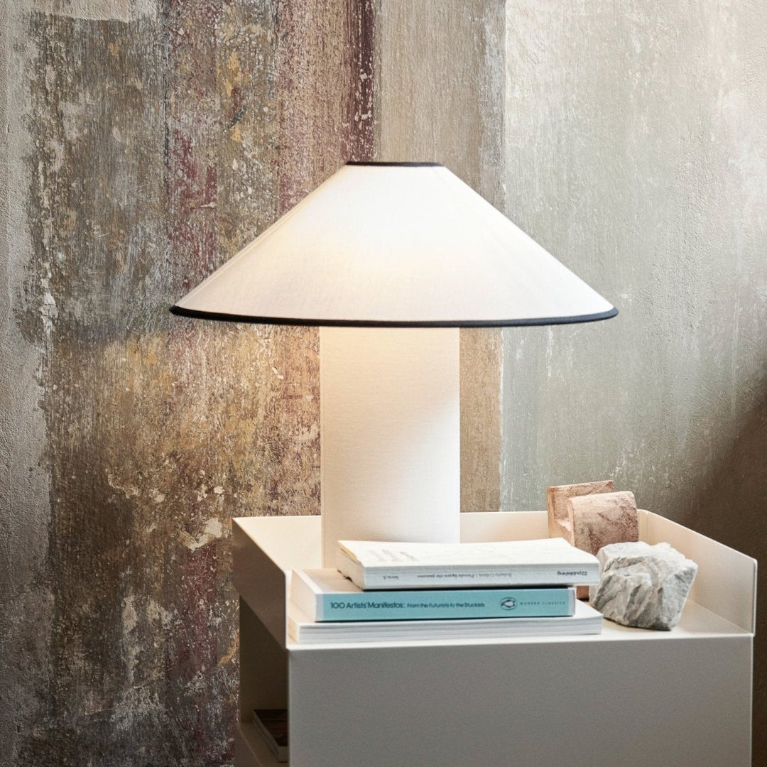 Design Lunara tafellamp met stoffen kap, creëert warm sfeerlicht in woonkamer of slaapkamer.