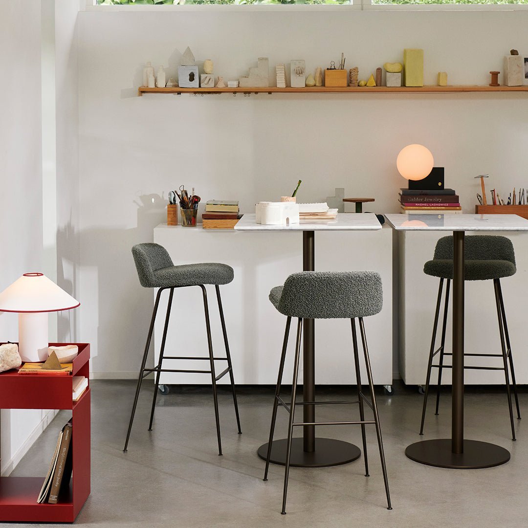 Zijaanzicht van de moderne Lunara tafellamp met stoffen kap, elegant en functioneel.