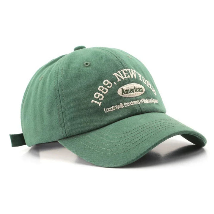 Witte heren baseballpet met New York thema, een essentieel accessoire van katoen voor de moderne man.