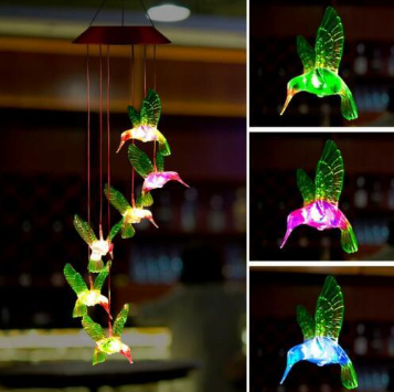 Decoratieve vogel windgong met geïntegreerde zonne-energie tuinverlichting voor een unieke sfeer.