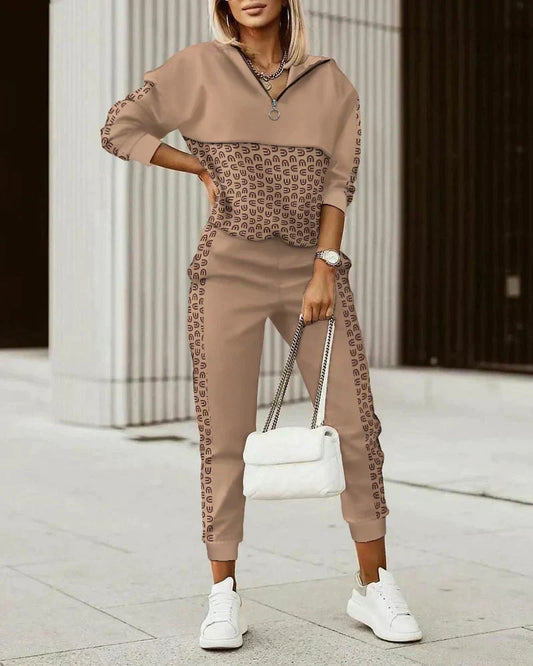 "Comfortabel en stijlvol Amber joggingpak voor dames met luxe details, elastische tailleband en zachte voering."