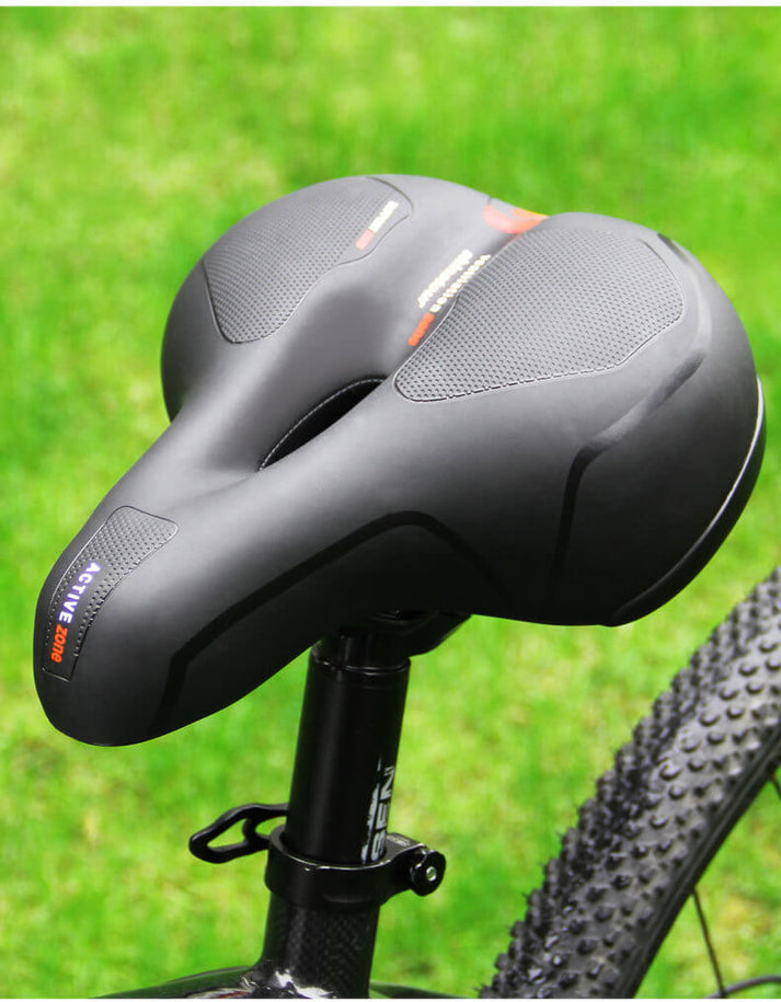 "Comfortabel fietszadel met CloudComfort techniek, zacht en ademend, universele pasvorm, geschikt voor alle fietsmodellen."