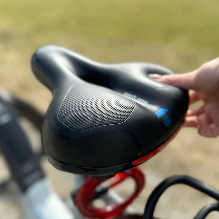 "Comfortabel fietszadel met CloudComfort techniek, zacht en ademend, universele pasvorm, geschikt voor alle fietsmodellen."