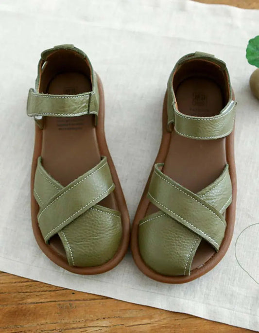 "Comfortabele flat sandalen met verstelbare sluiting, kruisbanden en gesloten teen, ideaal voor stijlvolle zomerdagen."