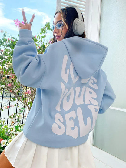 Comfortabele hoodie met "Hou van jezelf" spreuk in zachte katoenen stof, verkrijgbaar in diverse kleuren voor dames.
