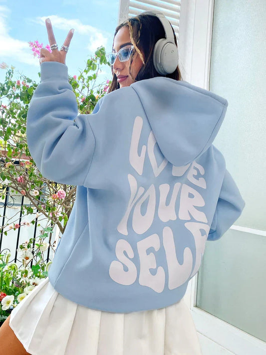 Comfortabele hoodie met "Hou van jezelf" spreuk in zachte katoenen stof, verkrijgbaar in diverse kleuren voor dames.