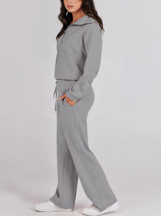 "Comfortabele loungewear set met relaxed fit, rechte pijpen en half zip kraag in zachte materialen voor hem en haar."
