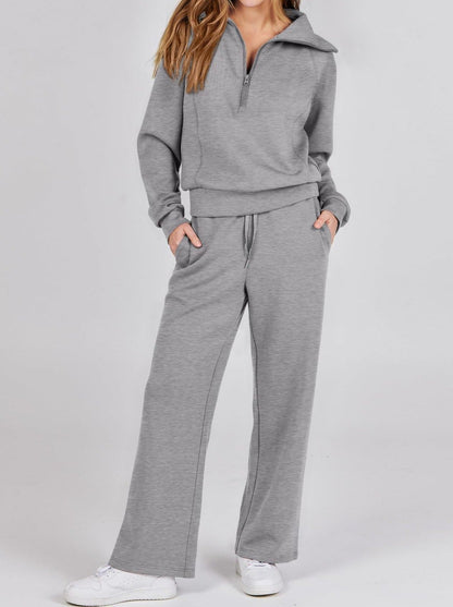 "Comfortabele loungewear set met relaxed fit, rechte pijpen en half zip kraag in zachte materialen voor hem en haar."