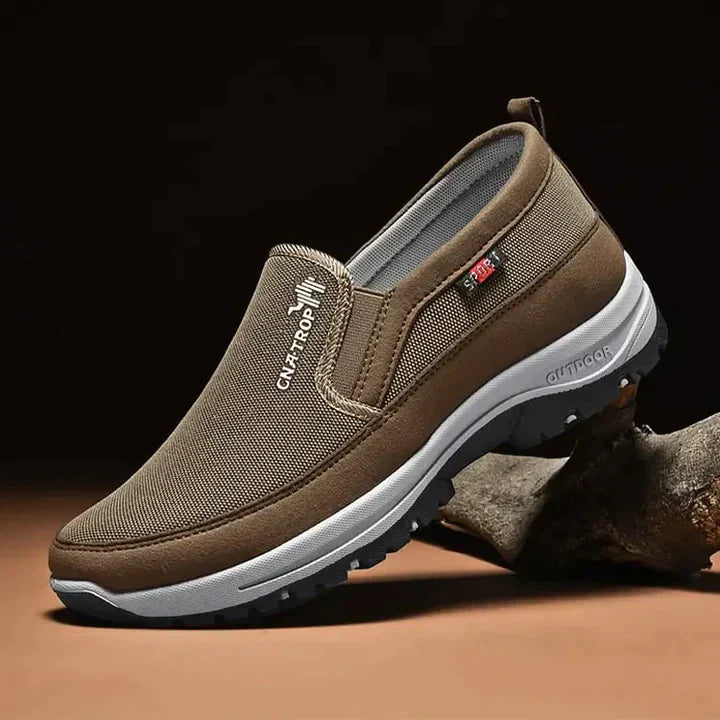 "Comfortabele orthopedische loafers voor mannen, veterloos design, bruine suède afwerking, slip-on gemak en ademend materiaal