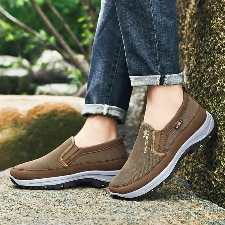 "Comfortabele orthopedische loafers voor mannen, veterloos design, bruine suède afwerking, slip-on gemak en ademend materiaal