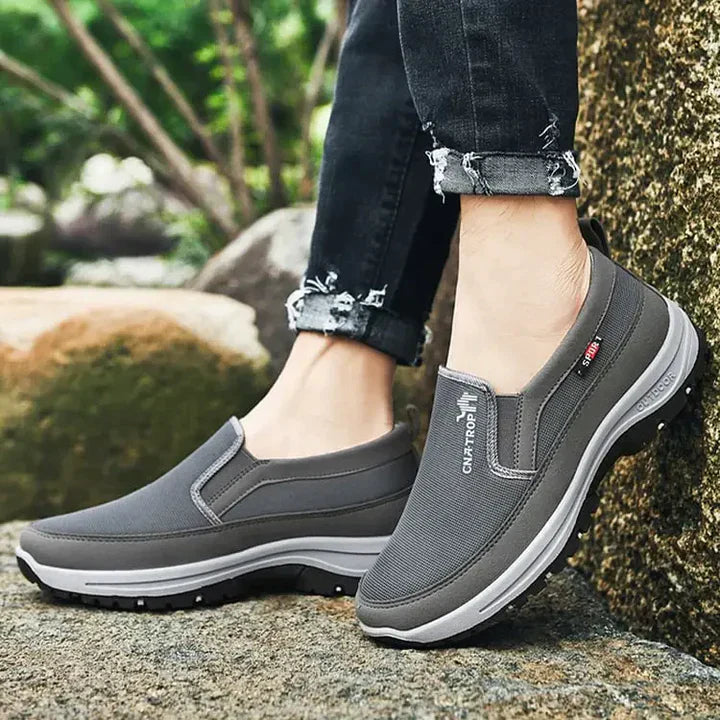 "Comfortabele orthopedische loafers voor mannen, veterloos design, bruine suède afwerking, slip-on gemak en ademend materiaal