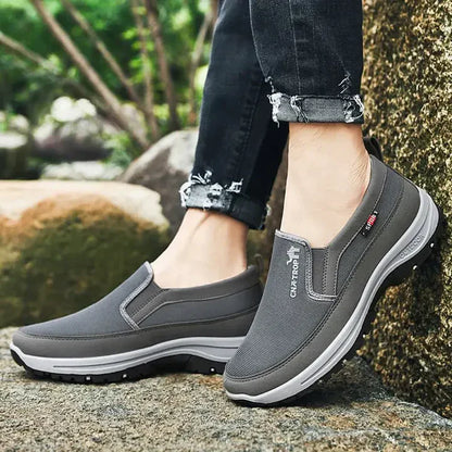 "Comfortabele orthopedische loafers voor mannen, veterloos design, bruine suède afwerking, slip-on gemak en ademend materiaal